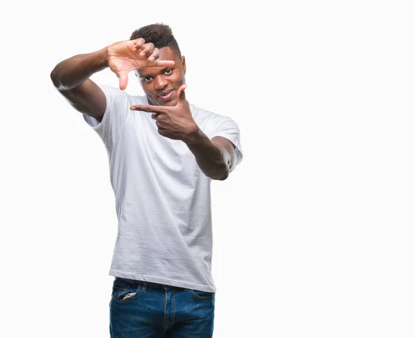 Молодий Афроамериканець Людиною Над Ізольованих Фону Посміхаючись Прийняття Кадру Рук — стокове фото