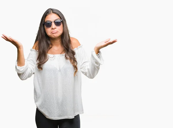 Mujer Árabe Hermosa Joven Con Gafas Sol Sobre Fondo Aislado —  Fotos de Stock