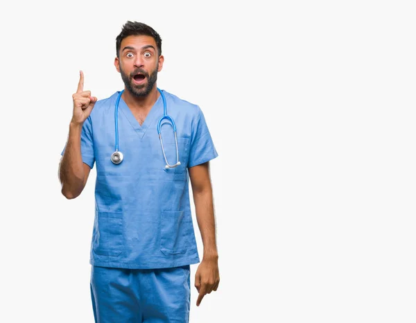 Dorosły Hiszpanin Lekarza Lub Chirurga Mężczyzna Białym Tle Wskazując Palcem — Zdjęcie stockowe