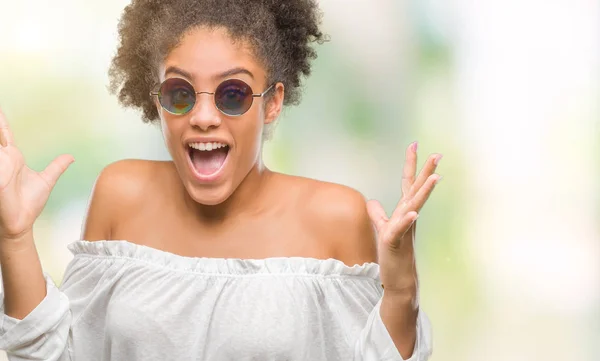 Mujer Afroamericana Joven Con Gafas Sol Sobre Fondo Aislado Celebrando —  Fotos de Stock