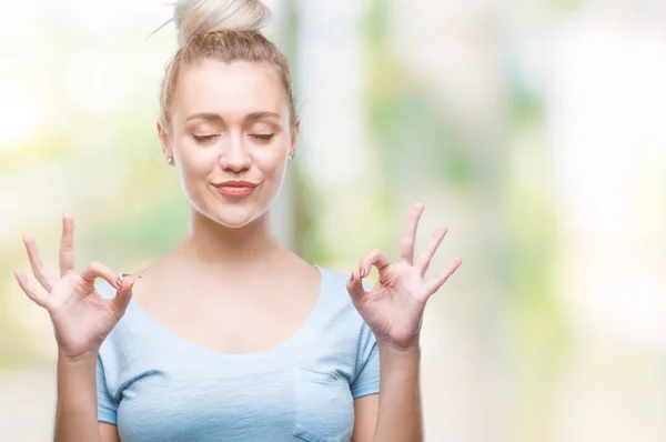年轻的金发女人在孤立的背景下放松和微笑闭上眼睛做冥想手势用手指 瑜伽理念 — 图库照片
