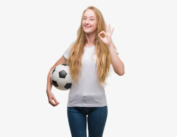 Blonde Tiener Vrouw Met Voetbal Voetbal Doen Teken Met Vingers — Stockfoto