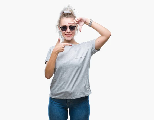 Mujer Rubia Joven Con Gafas Sol Sobre Fondo Aislado Sonriendo — Foto de Stock