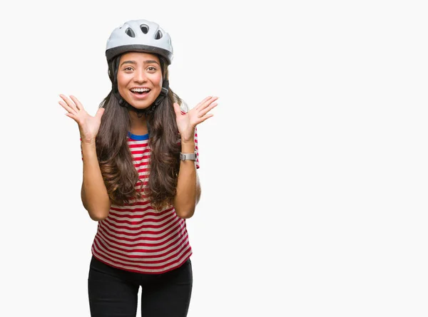 Junge Arabische Radfahrerin Mit Schutzhelm Vor Isoliertem Hintergrund Feiert Verrückt — Stockfoto