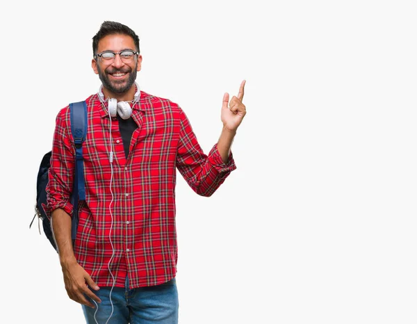 Estudiante Hispano Adulto Con Auriculares Mochila Sobre Fondo Aislado Con —  Fotos de Stock