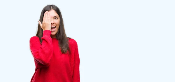 Junge Schöne Hispanische Tragen Roten Pullover Bedeckt Ein Auge Mit — Stockfoto