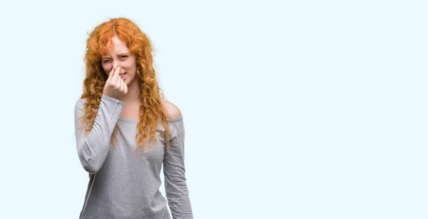 Junge Rothaarige Frau Die Etwas Stinkendes Und Ekelhaften Unerträglichen Geruch — Stockfoto