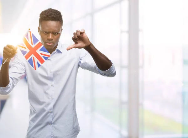 Joven Afroamericano Portador Bandera Del Reino Unido Con Cara Enojada — Foto de Stock