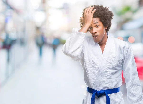 Afro American Man Noszenia Kimono Karate Białym Tle Zaskoczony Ręki — Zdjęcie stockowe