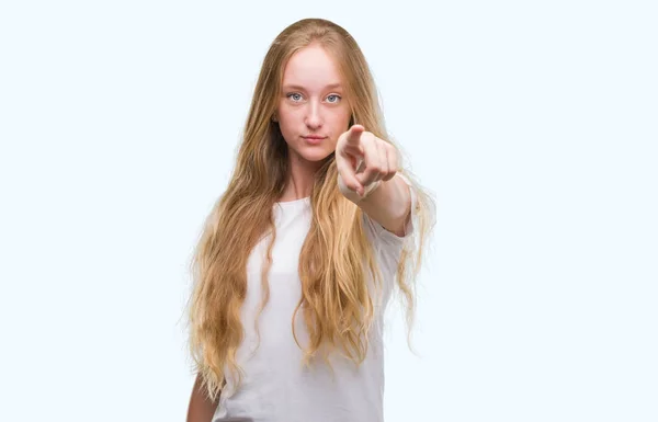 Έφηβος Ξανθιά Γυναίκα Δείχνει Δάχτυλο Στη Φωτογραφική Μηχανή Και Εσάς — Φωτογραφία Αρχείου