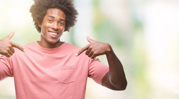 非裔美国人在孤立的背景下 脸上露出自信的笑容 用手指自豪和快乐地指着自己 — 图库照片