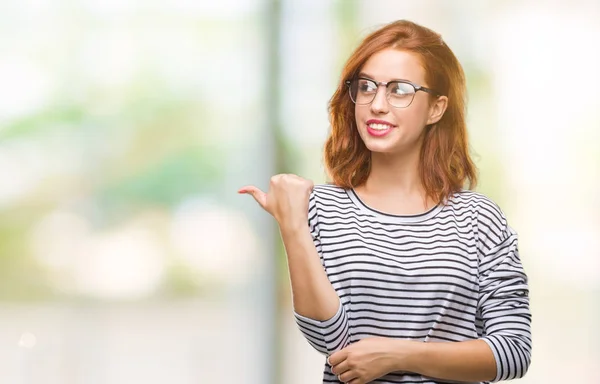 Joven Hermosa Mujer Sobre Fondo Aislado Con Gafas Sonriendo Con —  Fotos de Stock