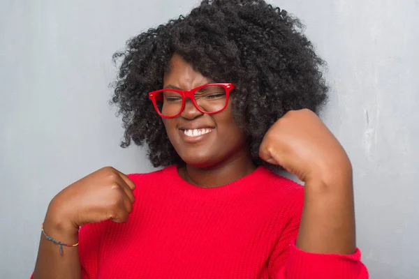 Unga Afroamerikanska Size Kvinna Över Grå Grunge Vägg Vinter Tröja — Stockfoto