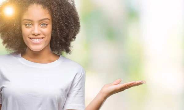 Jonge Afro Amerikaanse Vrouw Geïsoleerde Achtergrond Lacht Vrolijk Presenteren Wijzen — Stockfoto