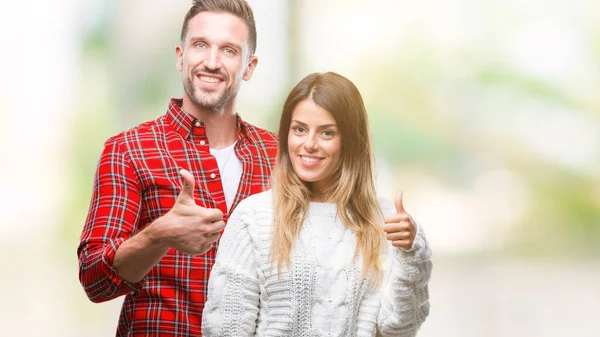 Pareja Joven Enamorada Usando Suéter Invierno Sobre Fondo Aislado Haciendo — Foto de Stock