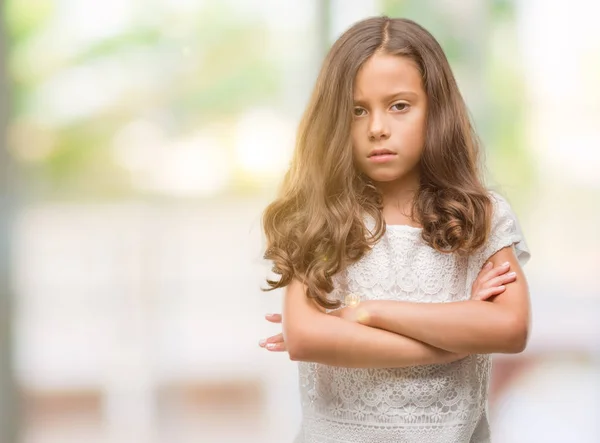 Brünettes Hispanisches Mädchen Skeptisch Und Nervös Ablehnender Gesichtsausdruck Mit Verschränkten — Stockfoto