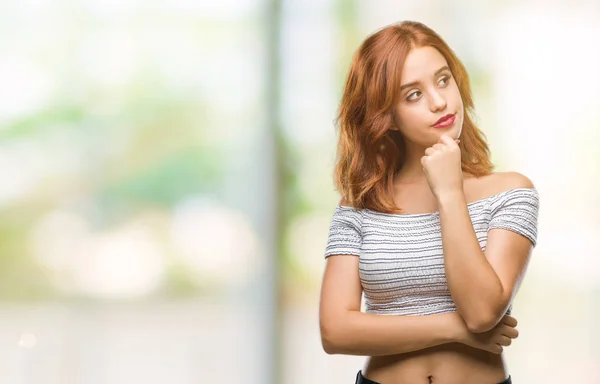 Joven Mujer Hermosa Sobre Fondo Aislado Con Mano Barbilla Pensando —  Fotos de Stock