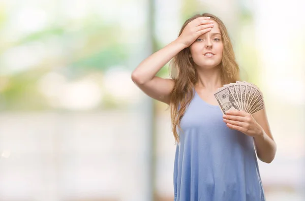 Mujer Rubia Joven Sosteniendo Dólares Estresados Con Mano Cabeza Conmocionados —  Fotos de Stock