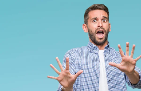 Joven Hombre Guapo Vistiendo Camiseta Blanca Sobre Fondo Aislado Asustado —  Fotos de Stock