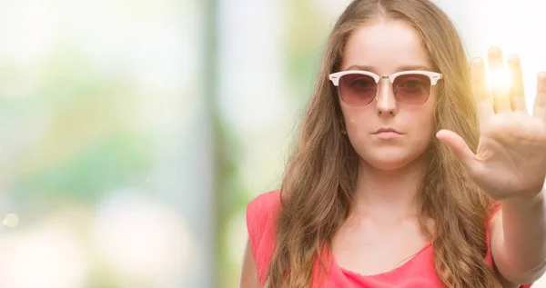 Genç Sarışın Kadın Ile Pembe Güneş Gözlüğü Takıyor Dur Işareti — Stok fotoğraf