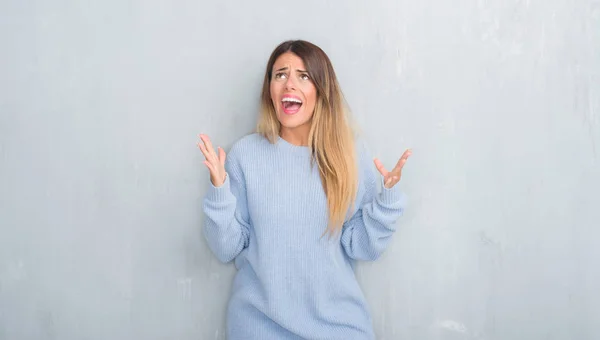 Mujer Adulta Joven Sobre Pared Gris Grunge Vistiendo Traje Invierno —  Fotos de Stock