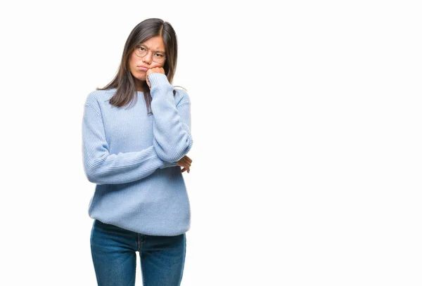 疲れていて 組んだ腕のうつ病問題にうんざりして孤立した背景を考えての上冬のセーターを着た若いアジア女性 — ストック写真