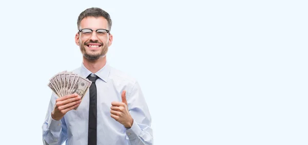Genç Yenilikçi Adamı Holding Dolar Yapıyor Işareti Kocaman Bir Gülümseme — Stok fotoğraf