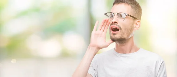 Young Tattooed Adult Man Shouting Screaming Loud Side Hand Mouth — Stock Photo, Image