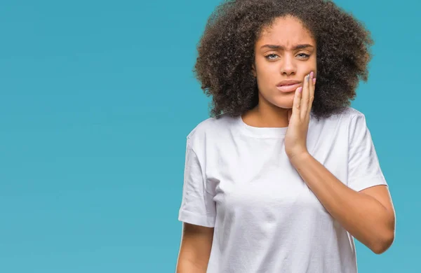 Mujer Afroamericana Joven Sobre Fondo Aislado Tocando Boca Con Mano — Foto de Stock