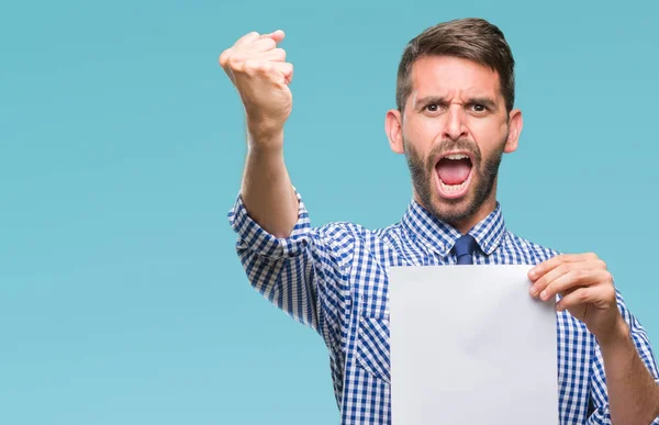 Joven Hombre Guapo Sosteniendo Papel Blanco Sobre Fondo Aislado Molesto —  Fotos de Stock