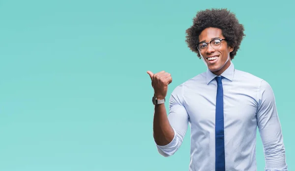 Hombre Negocios Afroamericano Con Gafas Sobre Fondo Aislado Sonriendo Con —  Fotos de Stock