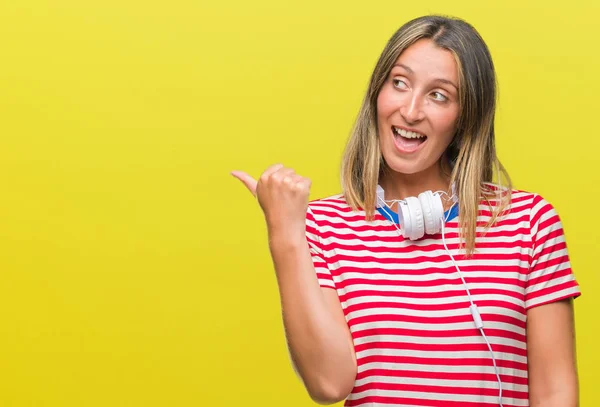 Jovem Mulher Bonita Ouvindo Música Usando Fones Ouvido Sobre Fundo — Fotografia de Stock