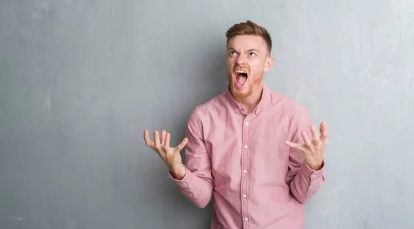 Giovane Rossa Uomo Oltre Grigio Grunge Muro Indossa Camicia Rosa — Foto Stock