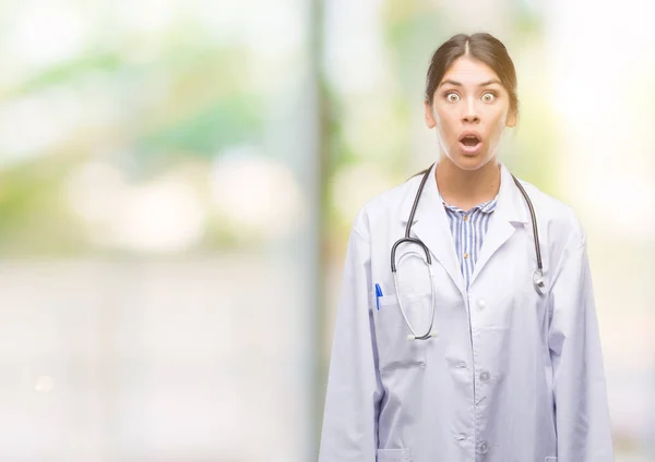 Jovem Hispânica Mulher Médica Assustada Choque Com Rosto Surpresa Com — Fotografia de Stock