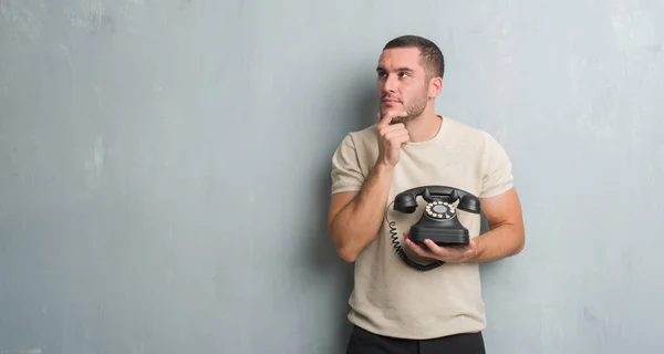 Joven Caucásico Hombre Sobre Gris Grunge Pared Llamando Usando Vintage —  Fotos de Stock