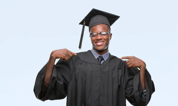 Joven Hombre Afroamericano Graduado Sobre Fondo Aislado Mirando Confiado Con — Foto de Stock