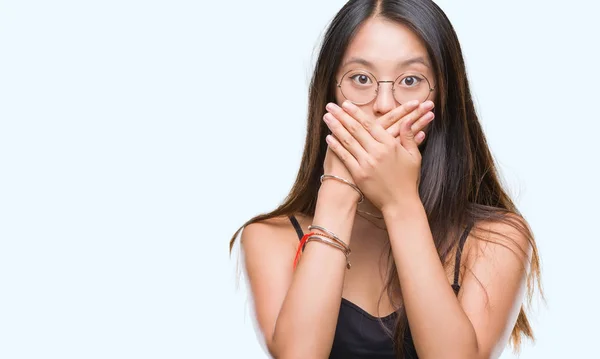 Ung Asiatisk Kvinna Som Bär Glasögon Över Isolerade Bakgrund Chockad — Stockfoto