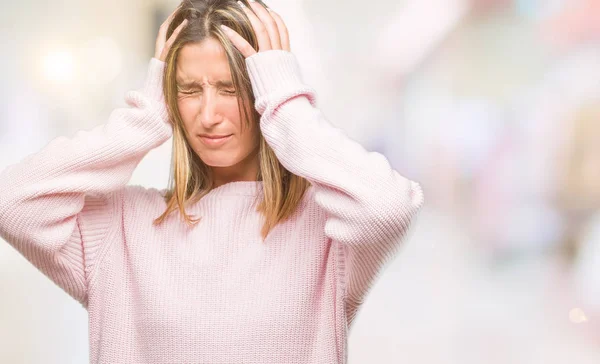 Mooie Jongedame Winter Trui Dragen Geïsoleerde Achtergrond Lijden Hoofdpijn Wanhopig — Stockfoto