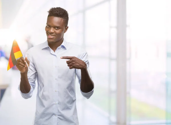 Jeune Homme Afro Américain Tenant Drapeau Allemand Très Heureux Pointant — Photo