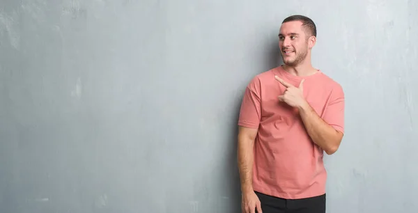 Jovem Caucasiano Sobre Parede Grunge Cinza Alegre Com Sorriso Rosto — Fotografia de Stock