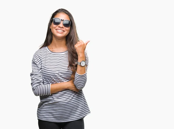 Ung Vacker Arabisk Kvinna Bär Solglasögon Över Isolerade Bakgrund Leende — Stockfoto