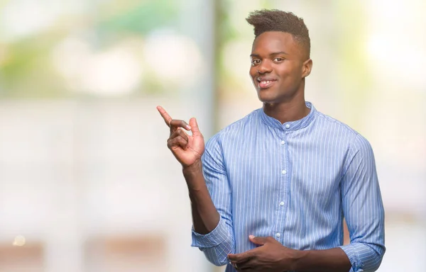 Junger Afrikanisch Amerikanischer Geschäftsmann Vor Isoliertem Hintergrund Mit Einem Breiten — Stockfoto