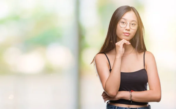 Jovem Mulher Asiática Vestindo Óculos Sobre Fundo Isolado Com Mão — Fotografia de Stock