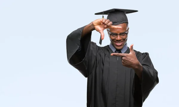 Jovem Graduado Homem Afro Americano Sobre Fundo Isolado Sorrindo Fazendo — Fotografia de Stock