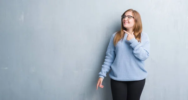 Young Adult Woman Grey Grunge Wall Wearing Glasses Cheerful Smile — Stock Photo, Image