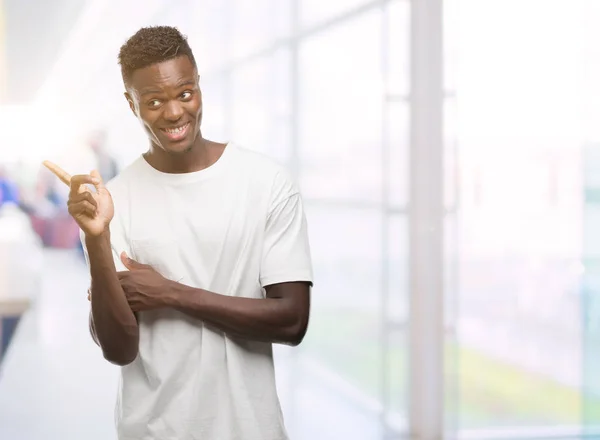 Jonge Afro Amerikaanse Man Dragen Witte Shirt Met Een Grote — Stockfoto