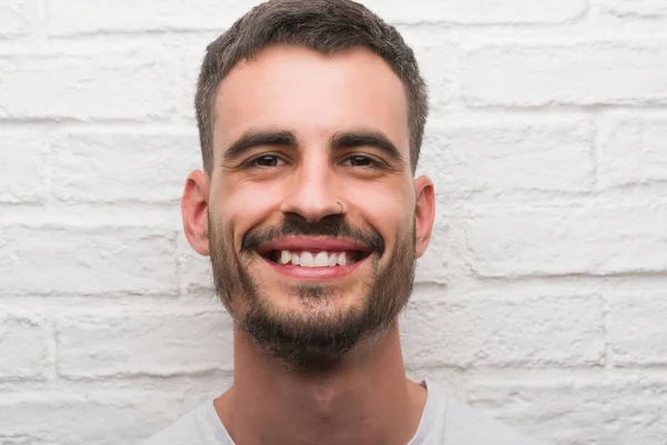 Joven Hombre Adulto Pie Sobre Pared Ladrillo Blanco Con Una — Foto de Stock