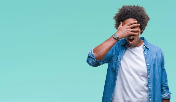 Homem Afro Americano Sobre Fundo Isolado Espreitando Choque Cobrindo Rosto — Fotografia de Stock