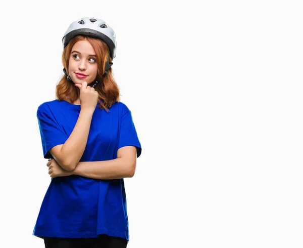 Jovem Mulher Bonita Vestindo Capacete Ciclista Sobre Fundo Isolado Com — Fotografia de Stock