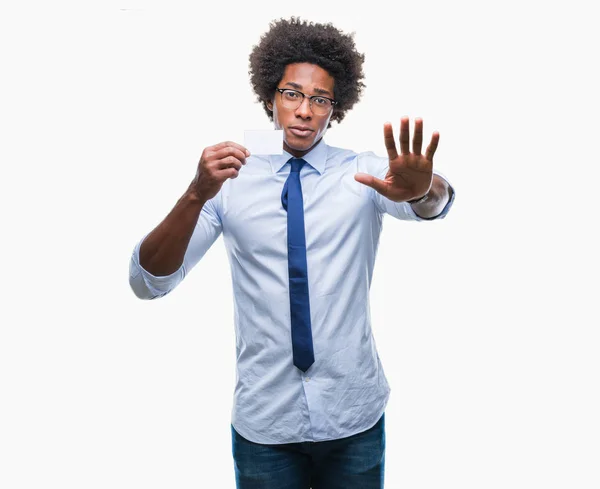 非裔美国男子持有访问卡在孤立的背景下 张开手做停止标志认真和自信的表达 防御姿态 — 图库照片